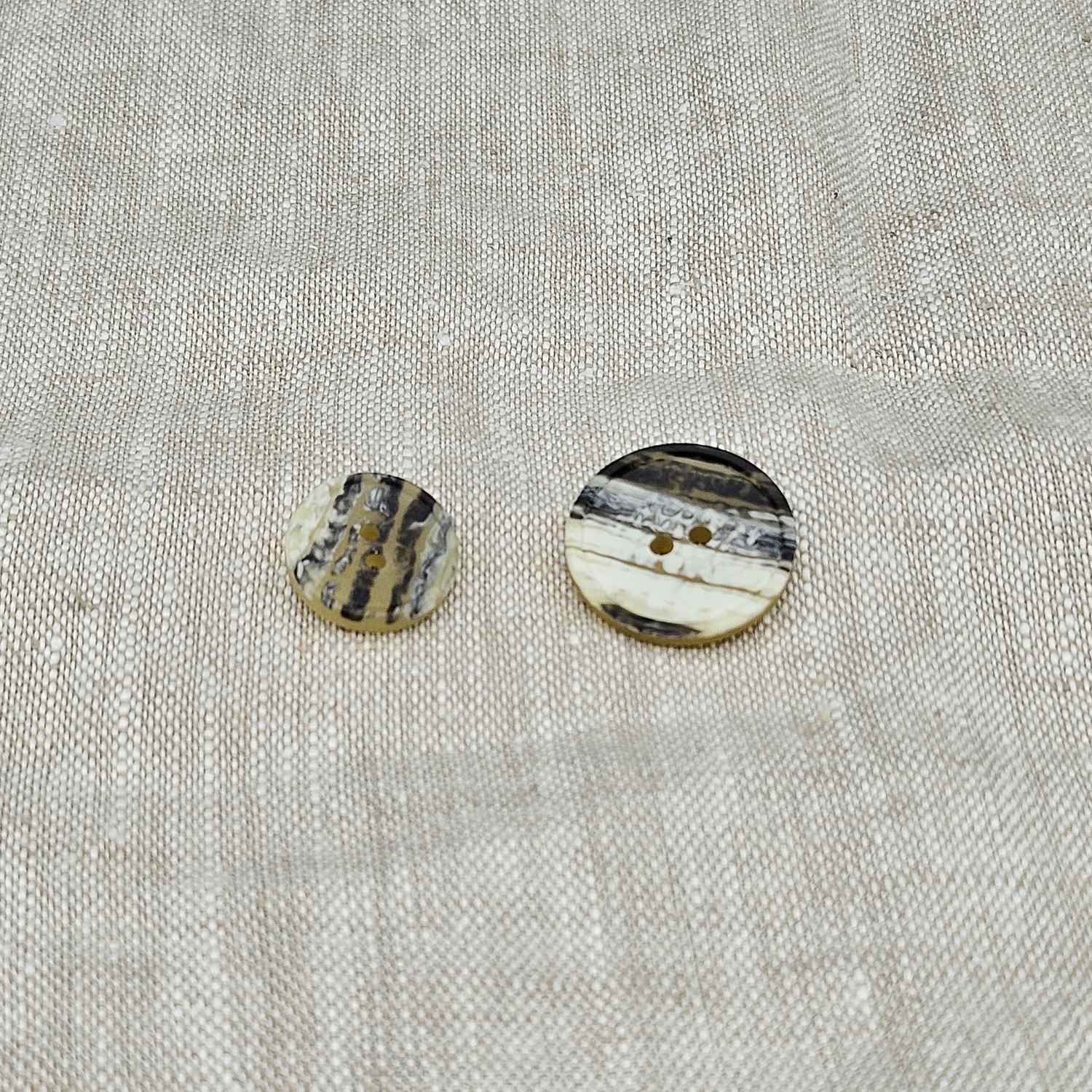 Knapp med 2 hål Grafit/beige Med kant