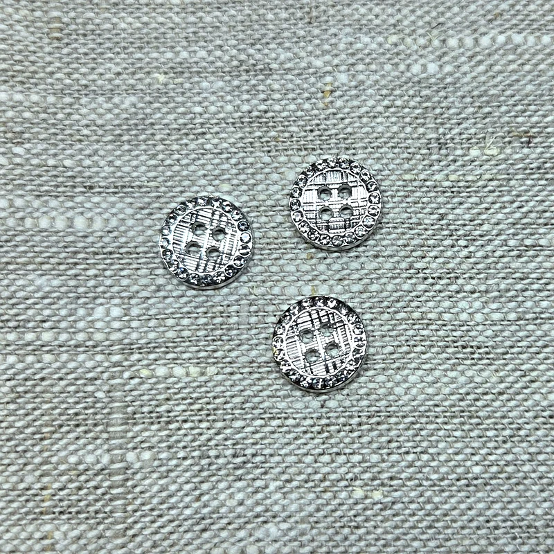Knapp 4 hål, silver med strass, 12 mm