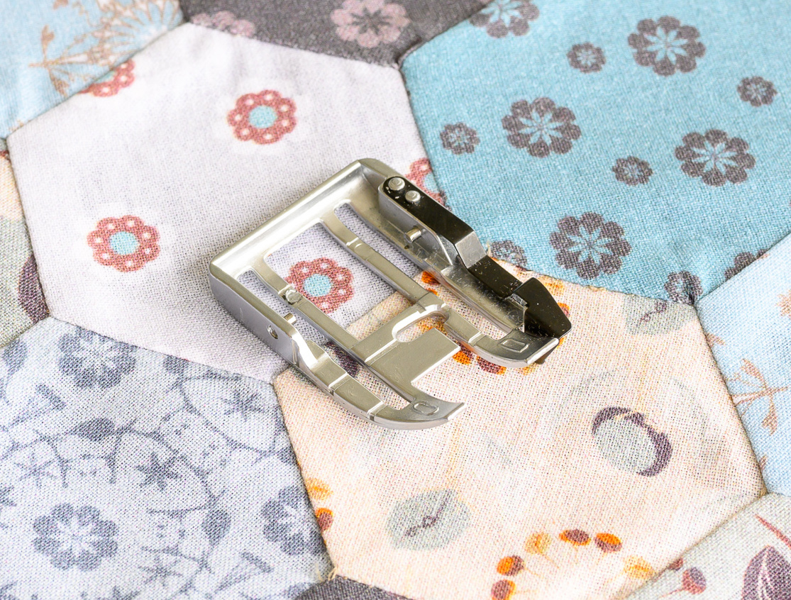 AcuFeed 1/4 inch fot med guide Janome