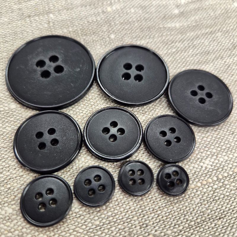 Knapp med 4hål Svart