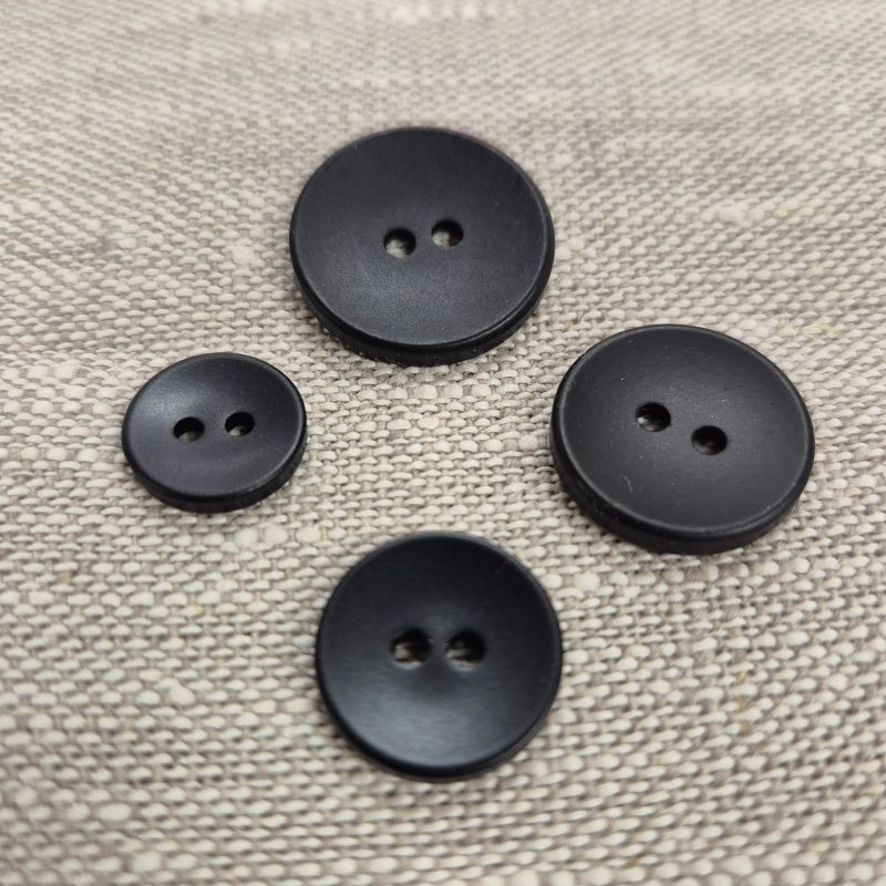 Klassisk knapp 2 hål Svart matt