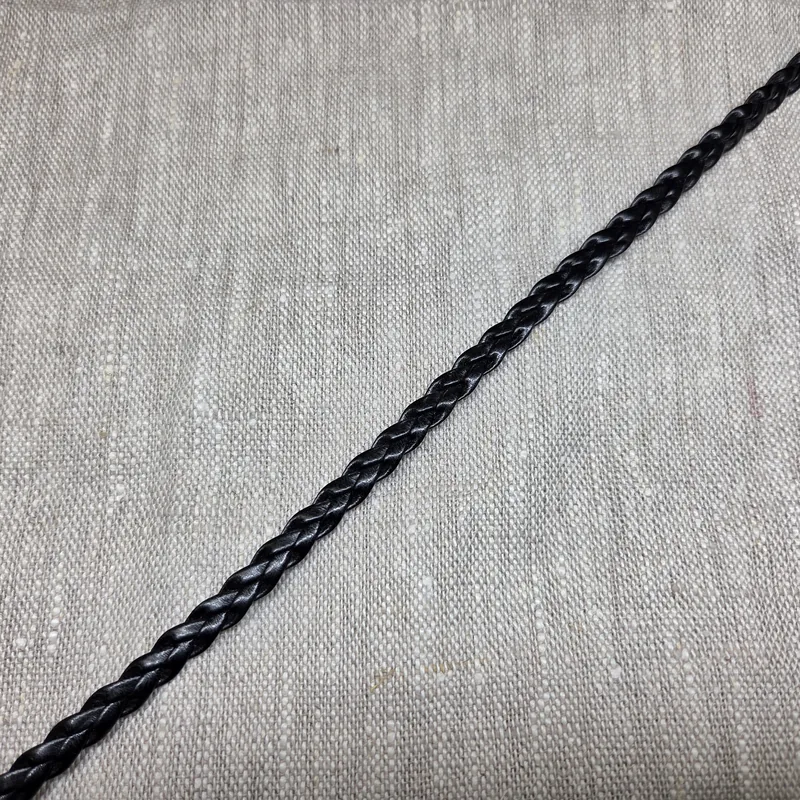 Flätat band fuskskinn svart 6mm'