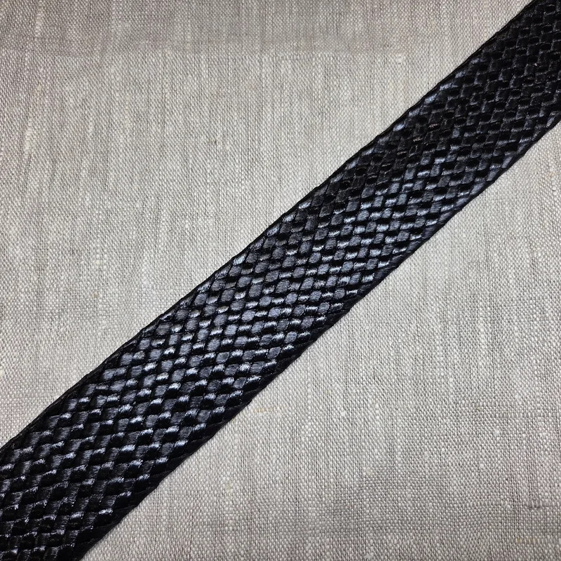 Flätat band svart fuskskinn 50mm'