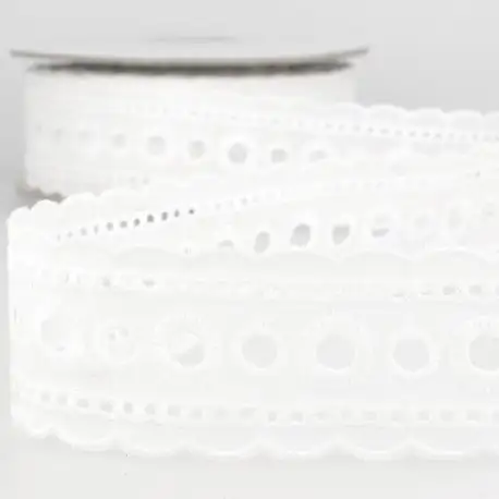 Vit brodyr med hål för band - 40 mm