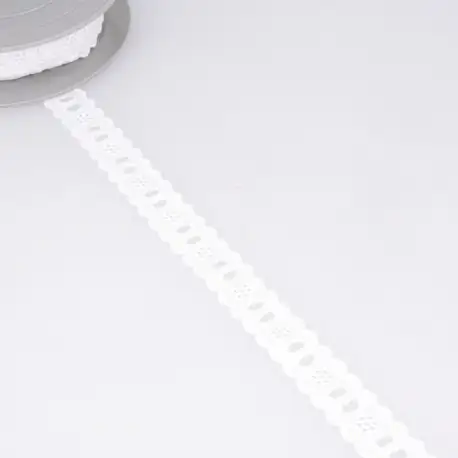 Vit brodyr med hål för band - 23 mm