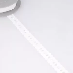 Vit brodyr med hål för band - 23 mm