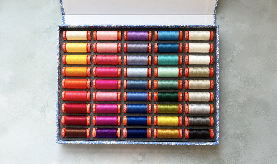 Aurifil × Liberty trådbox, 45 rullar à 200 m