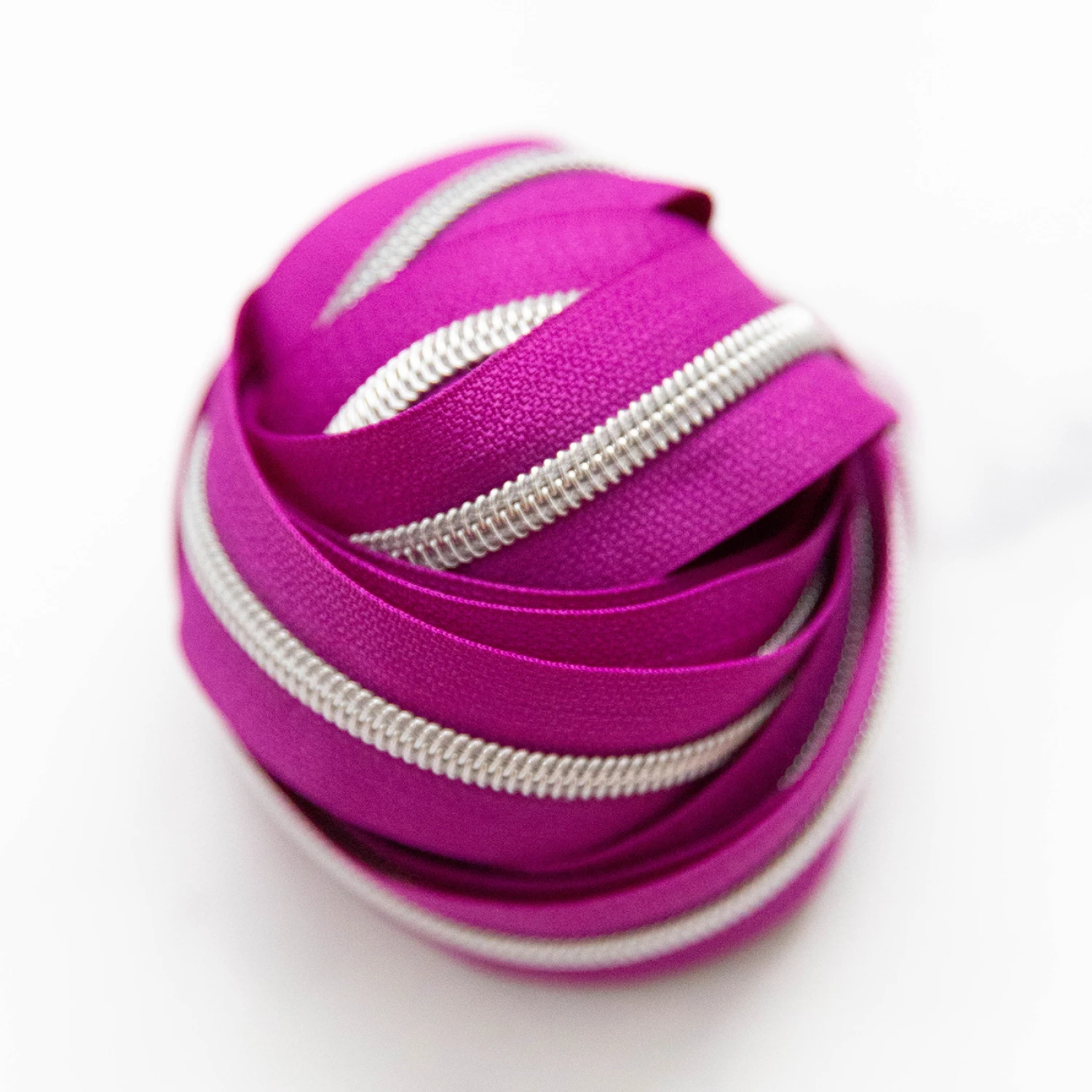 Knot and Thread Designs spiralblixtlås #5 Plum Punch med nickel, 2,74 m