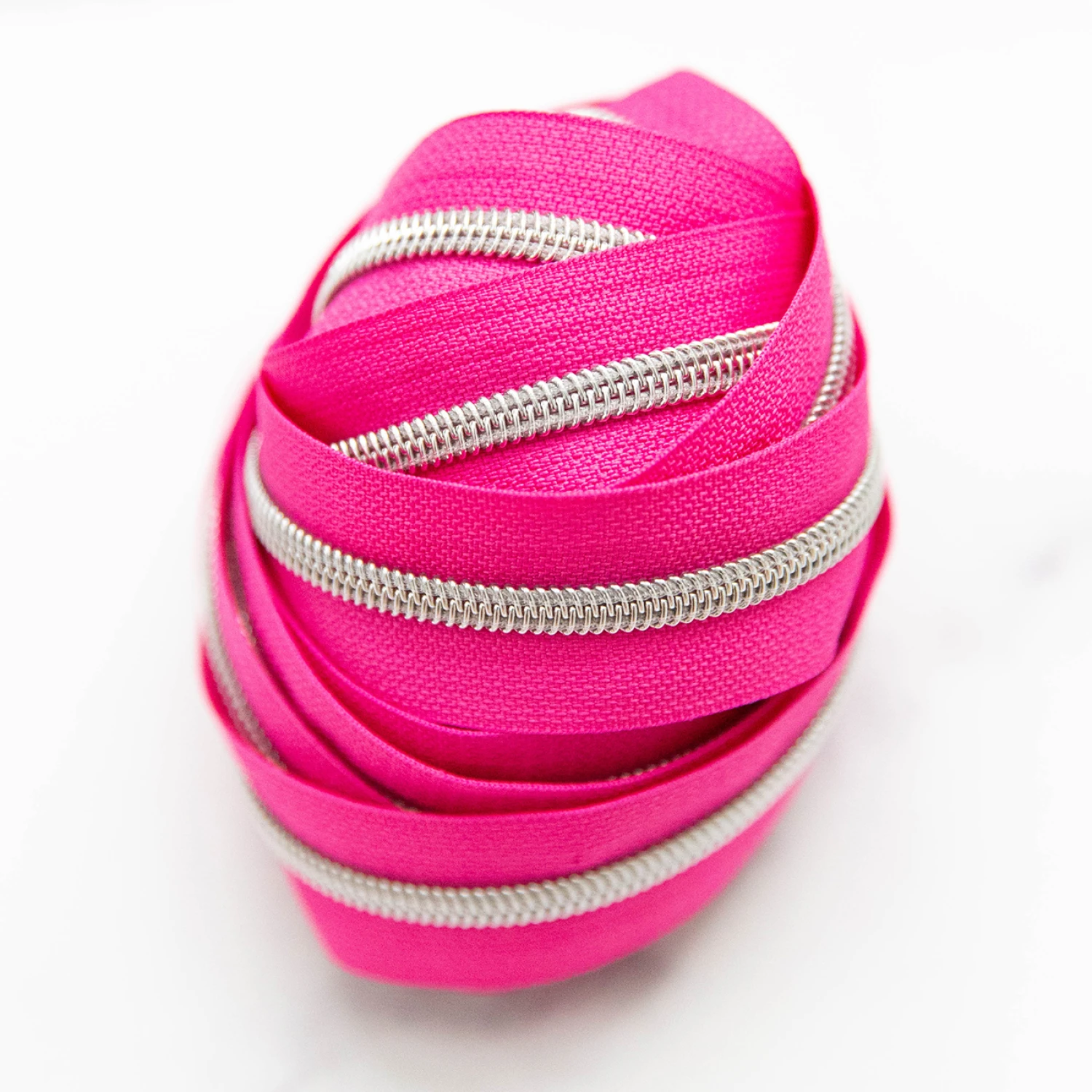 Knot and Thread Designs spiralblixtlås #5 Pop Pink med nickel, 2,74 m