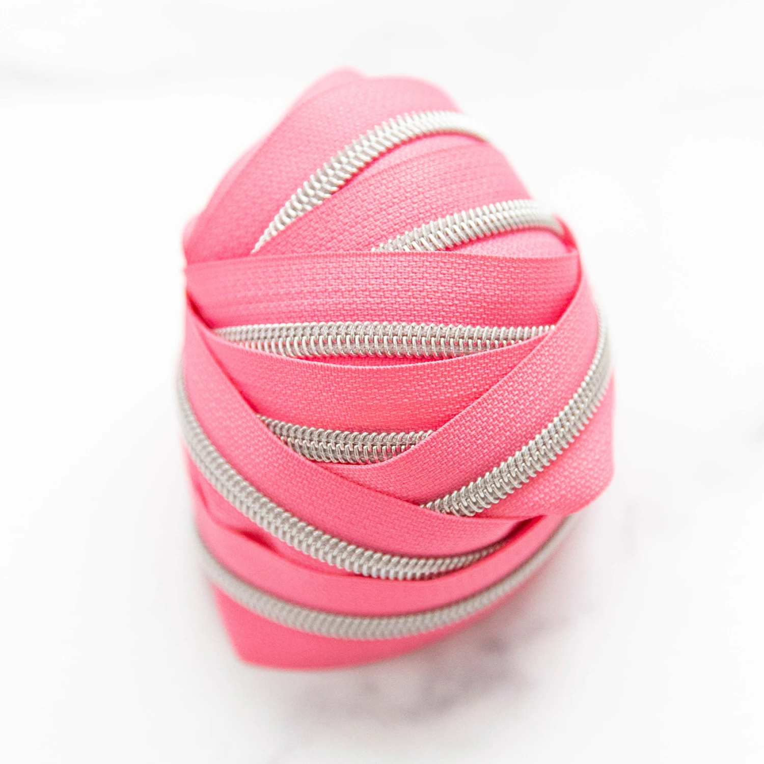 Knot and Thread Designs spiralblixtlås #5 Rose Glow med nickel, 2,74 m