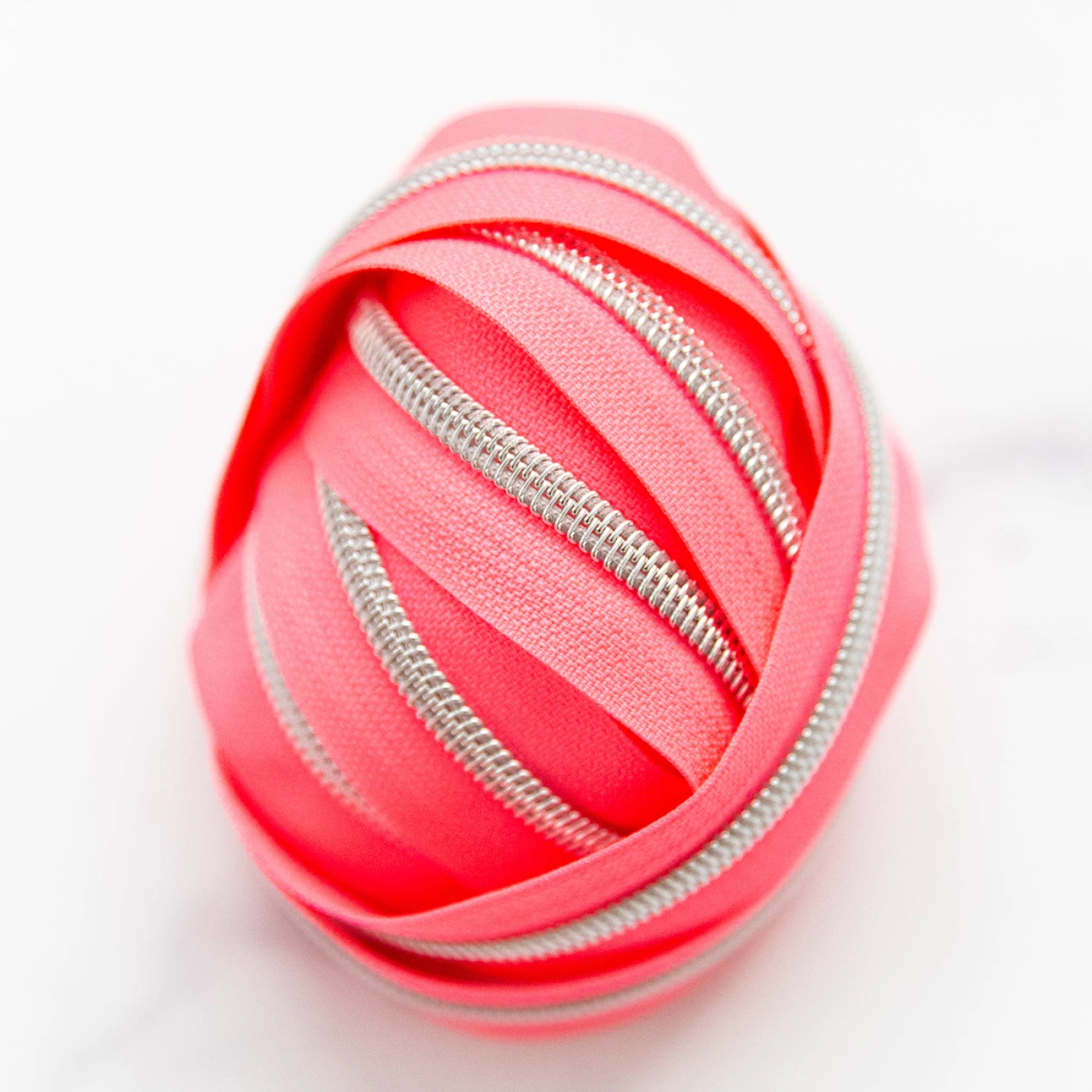 Knot and Thread Designs spiralblixtlås #5 Neon Flamingo med nickel, 2,74 m