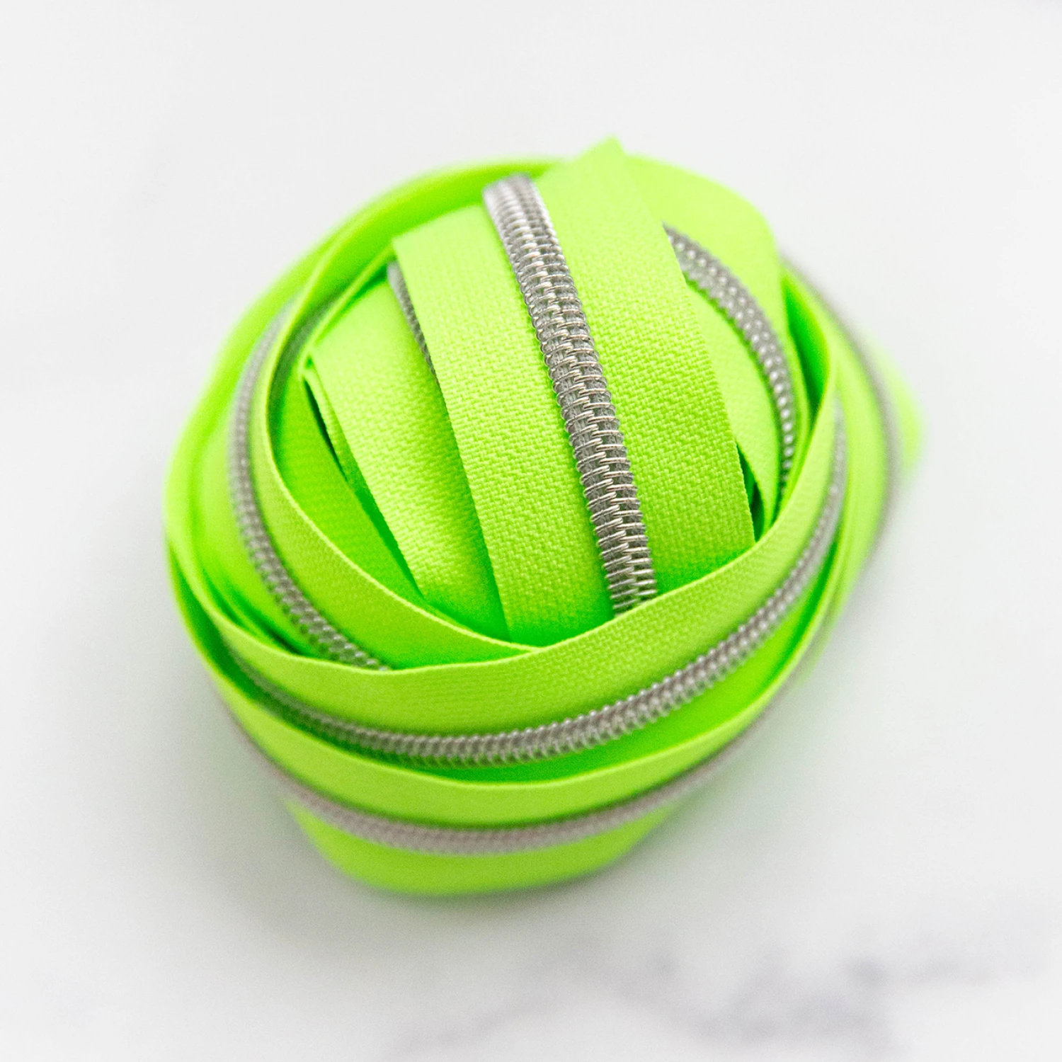 Knot and Thread Designs spiralblixtlås #5 Key Lime Pop med nickel, 2,74 m