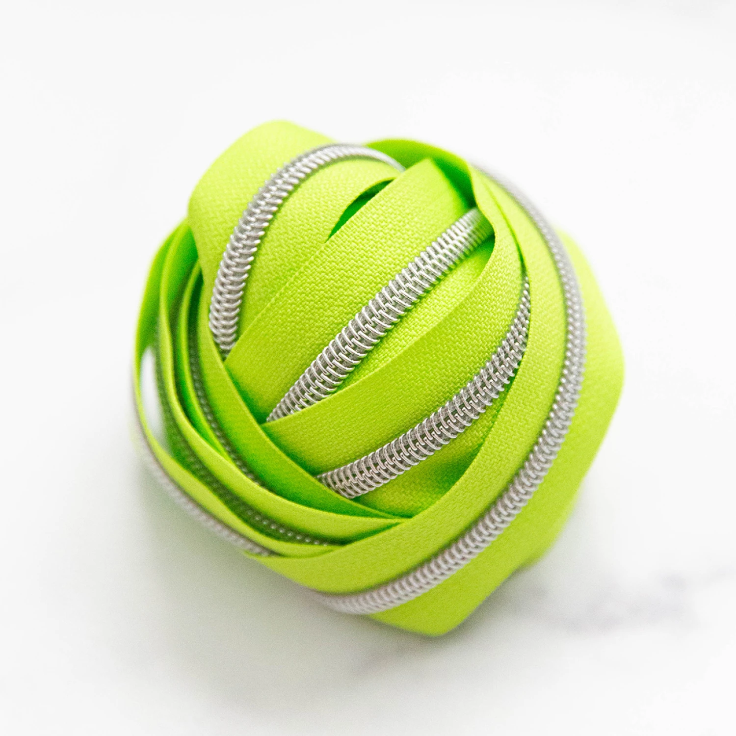 Knot and Thread Designs spiralblixtlås #5 Granny Smith med nickel, 2,74 m