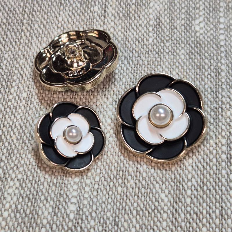 Dekorknapp med hals, Blomma med pärla - Svart, vit, silver