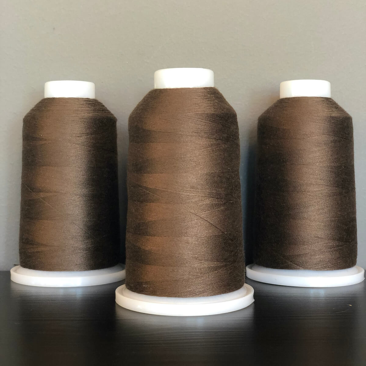Designer Overlocktråd 2500m Bakers chocklate / 106