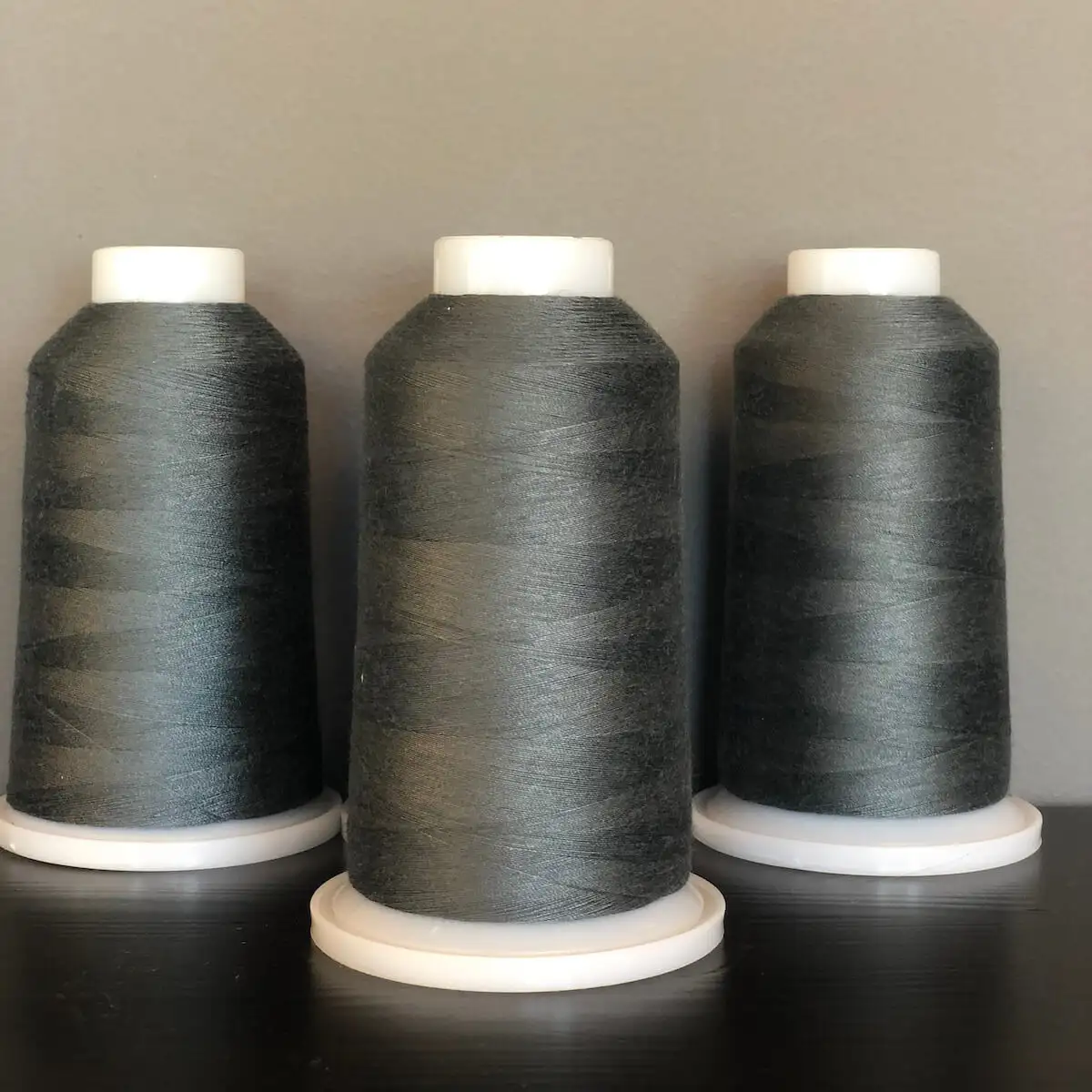 Designer Overlocktråd 2500m Grey asparagus / 136