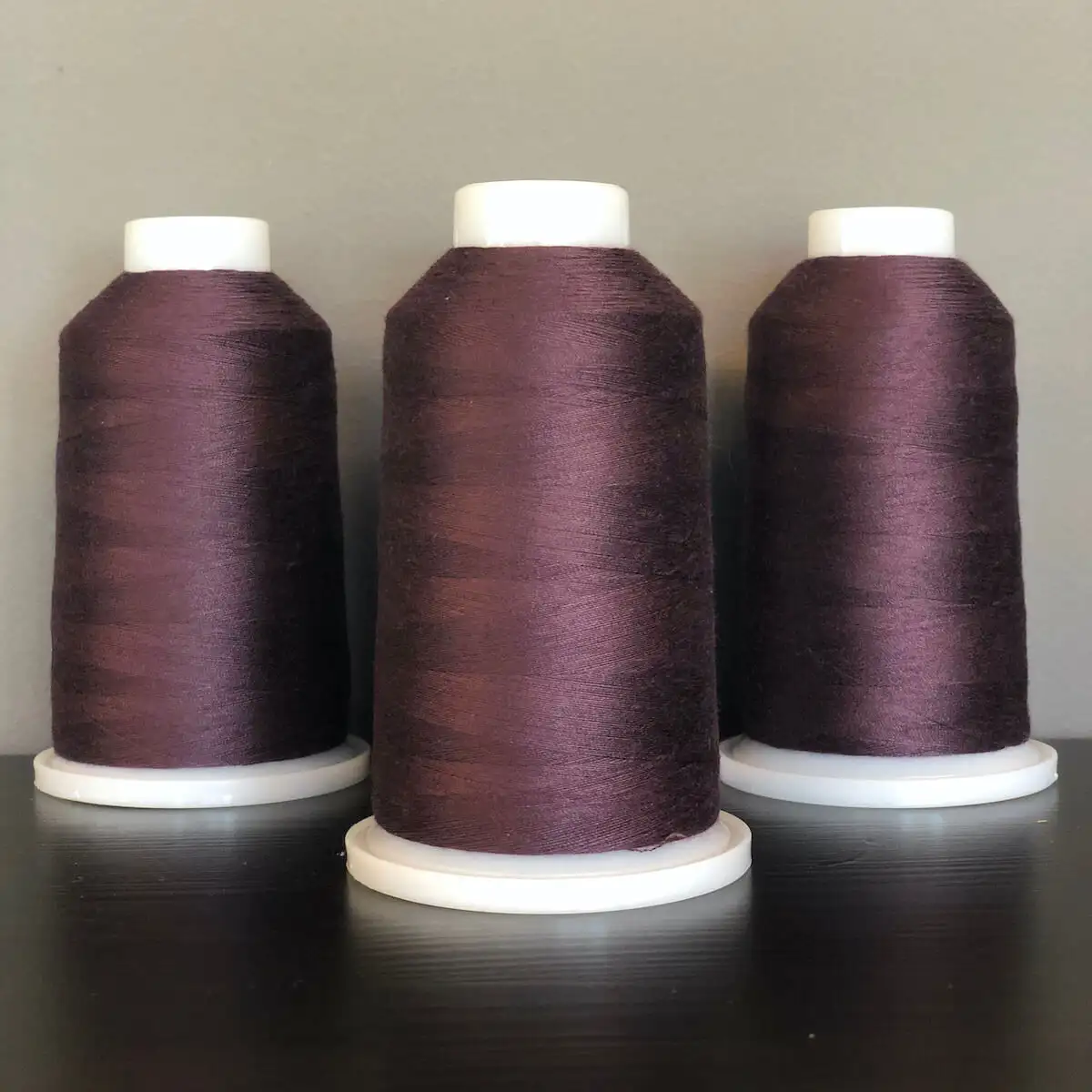 Designer Overlocktråd 2500m Purple Taupe / 817