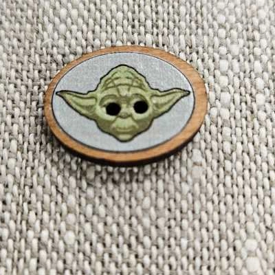 Träknapp 2 hål Yoda