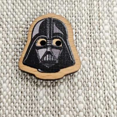 Träknapp 2 hål Darth Vader
