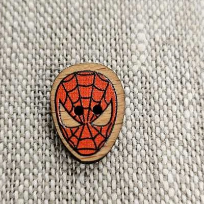 Träknapp 2 hål Spiderman