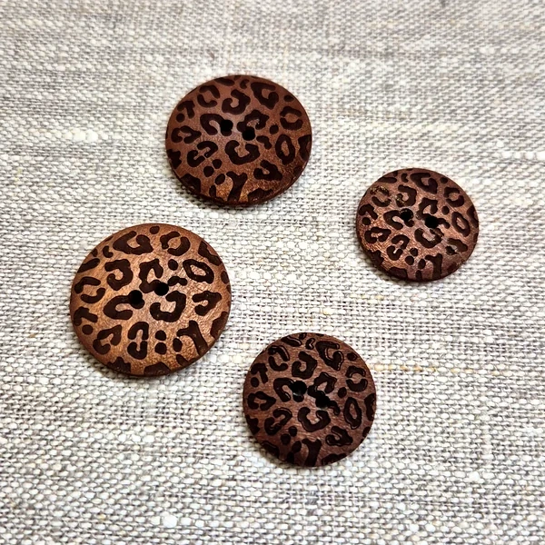 Knapp i trä med leopardmönster