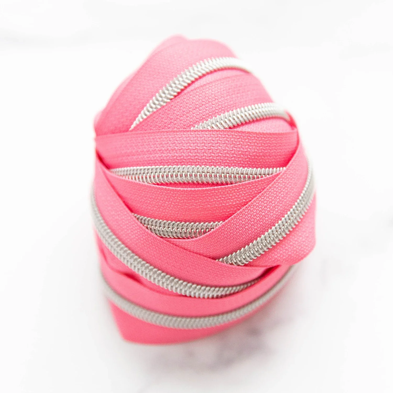 Knot and Thread Designs spiralblixtlås #5 Rose Glow med nickel, 2,74 m
