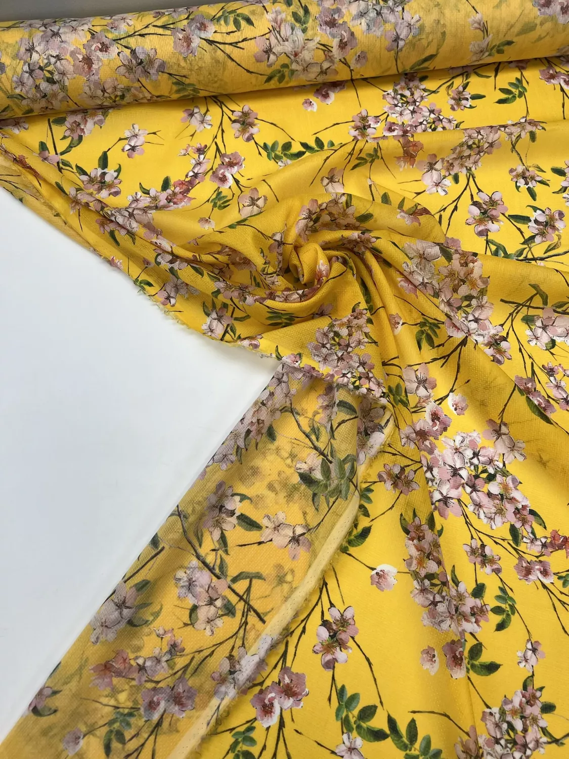 Blommor på gul botten Siden/Viskos