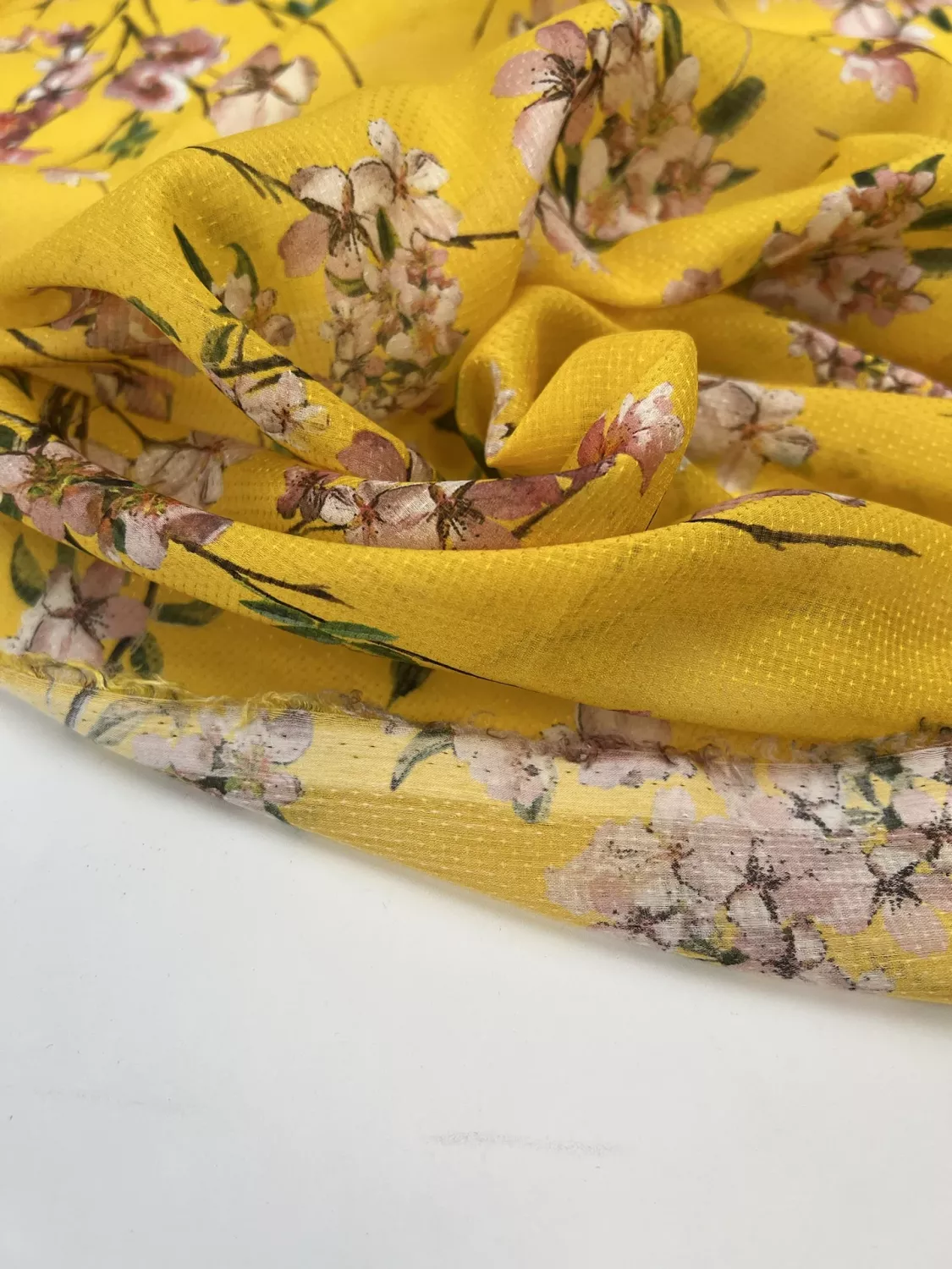 Blommor på gul botten Siden/Viskos