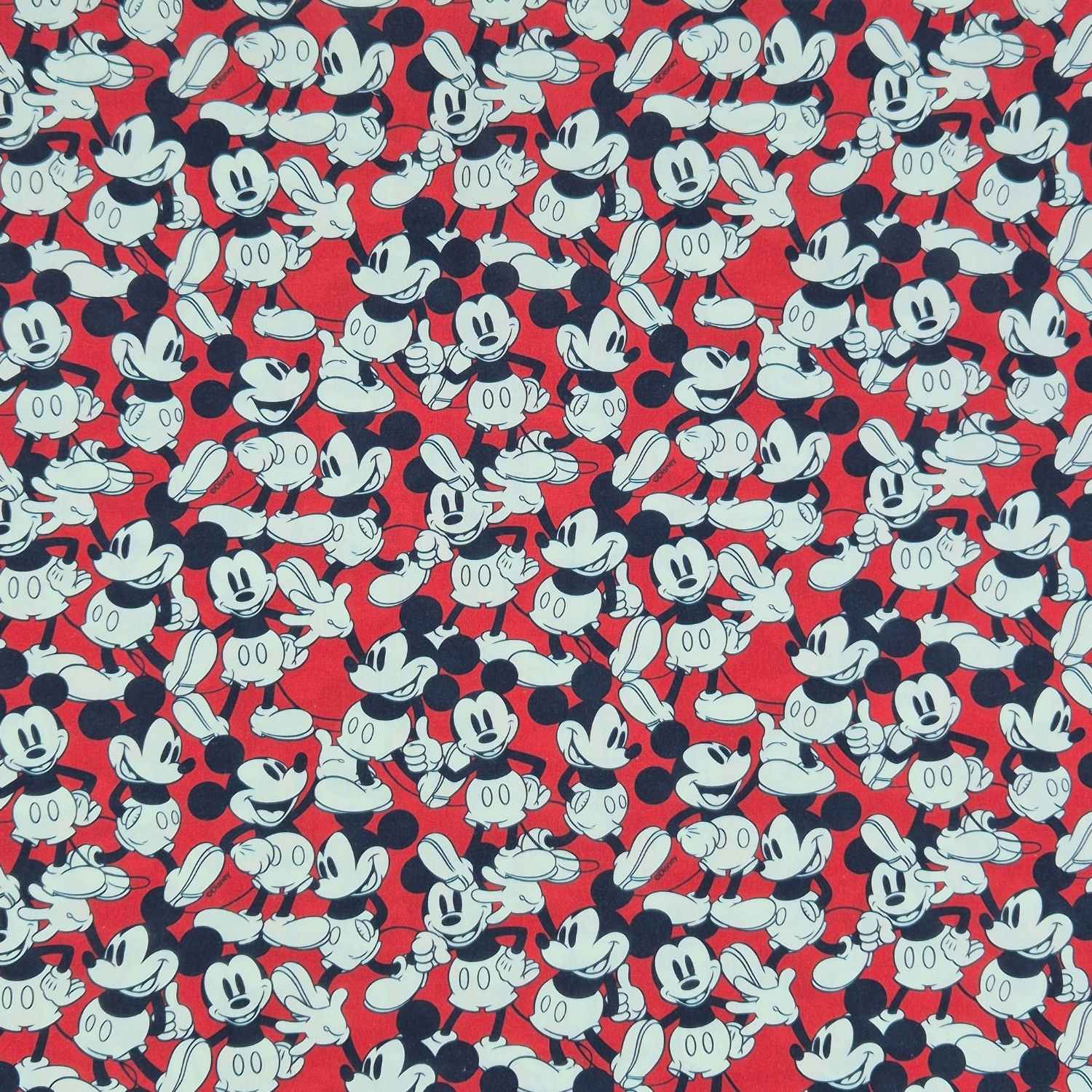 Musse pigg på röd botten