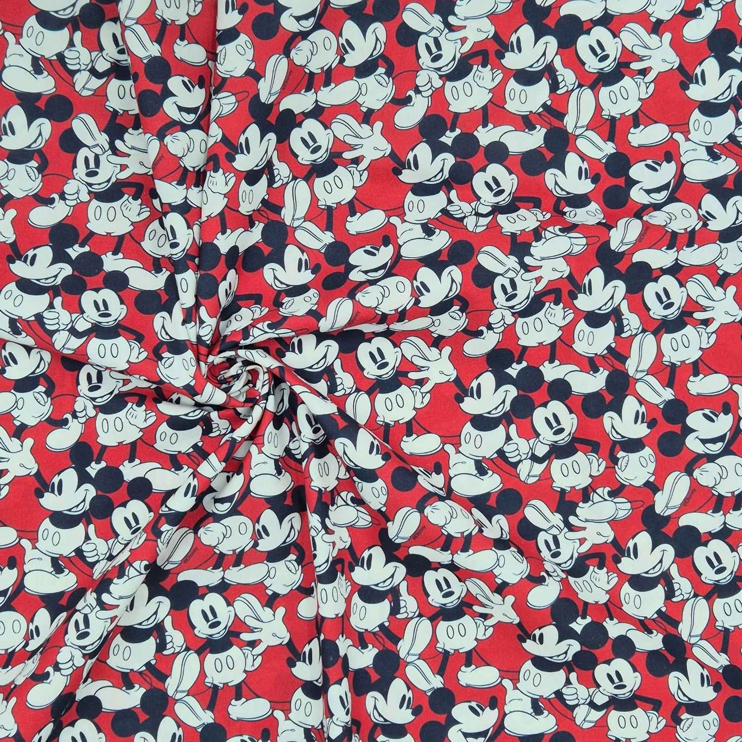 Musse pigg på röd botten