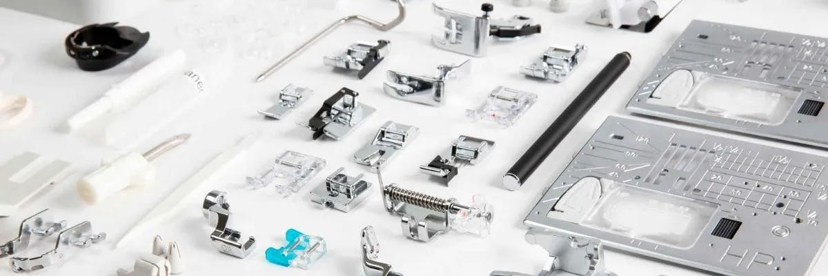 Alla medföljande pressarfötter och tillbehör till Janome Continental M17