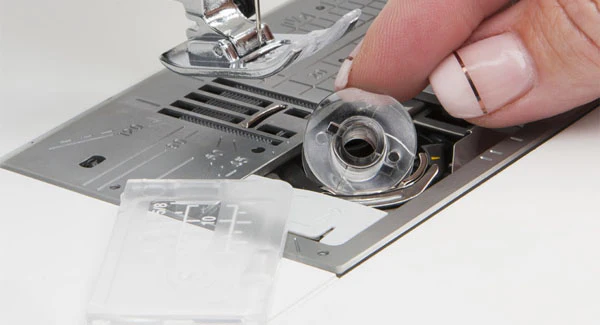 Optisk undertrådssensor och spolområde på Janome Continental M8