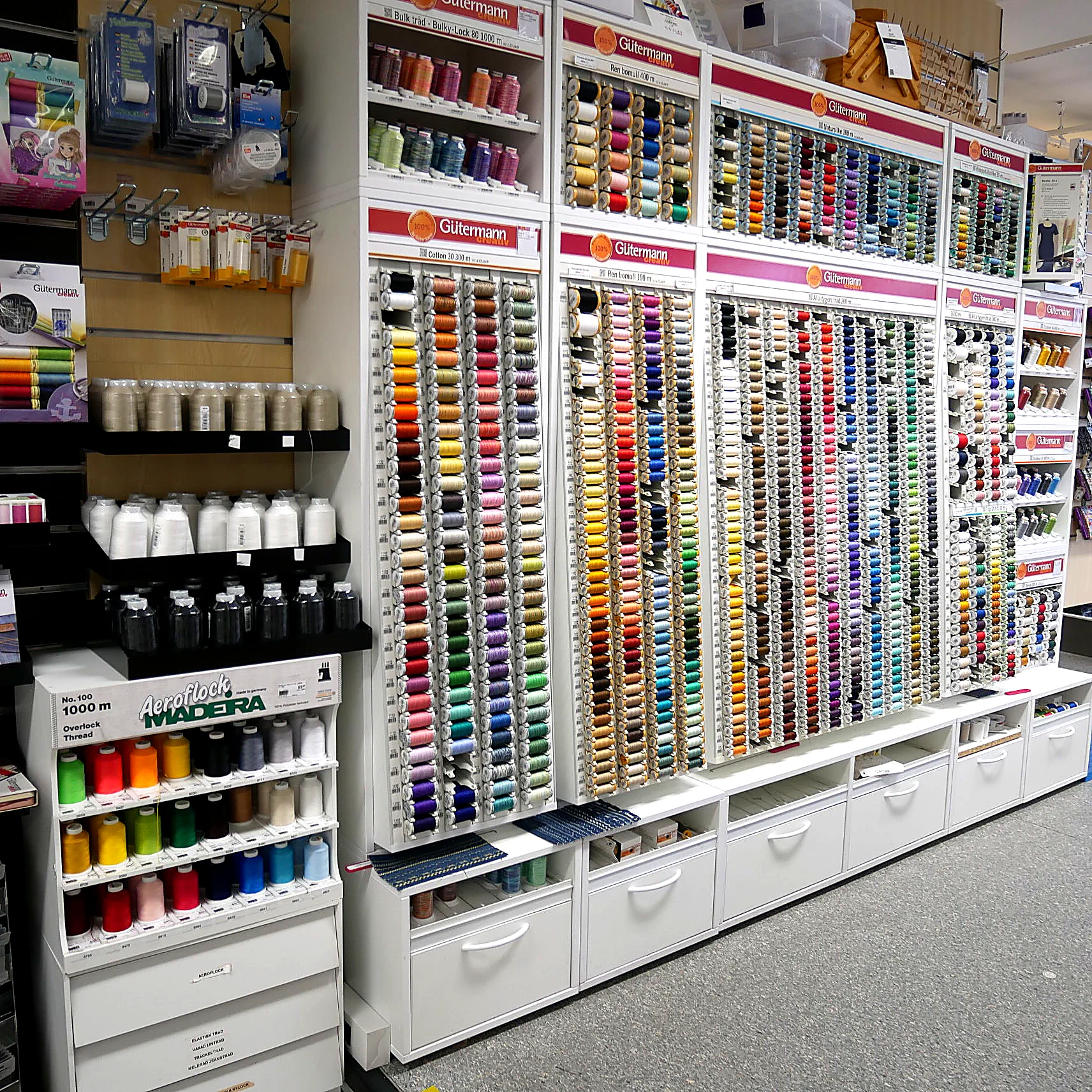 Gütermann sytråd i alla färger på vägg i Bernt i Lunds butik