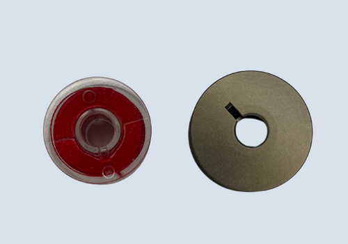 Jumbo-spole i metall med sidladdning på Janome HD9