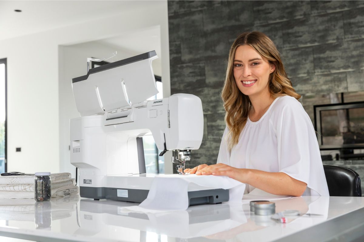 Kvinna syr vid Janome symaskin