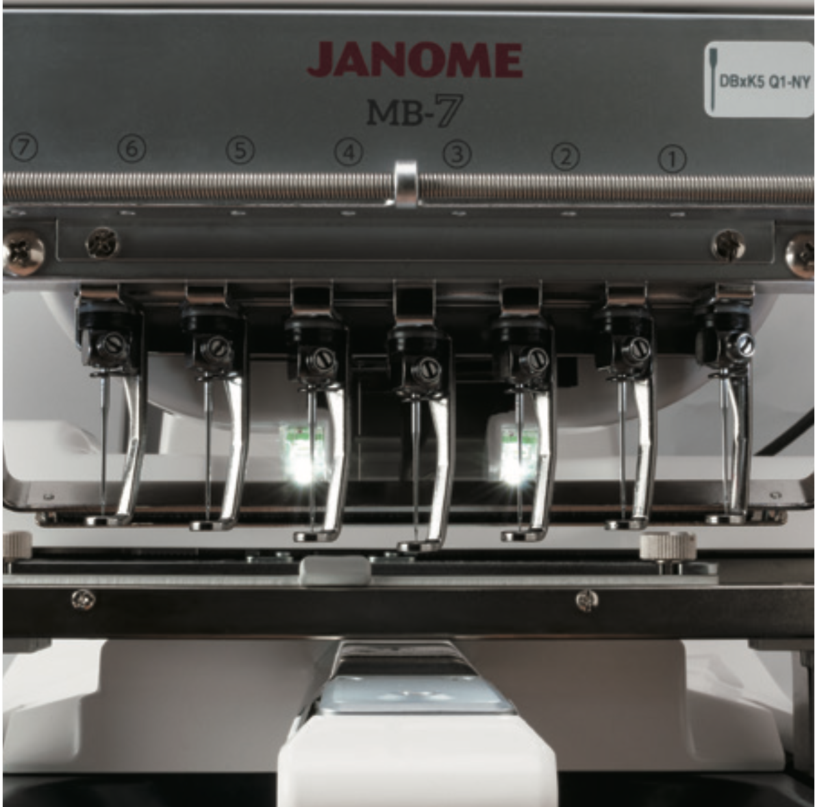 Janome MB7 med 7 nålar för flerfärgat broderi