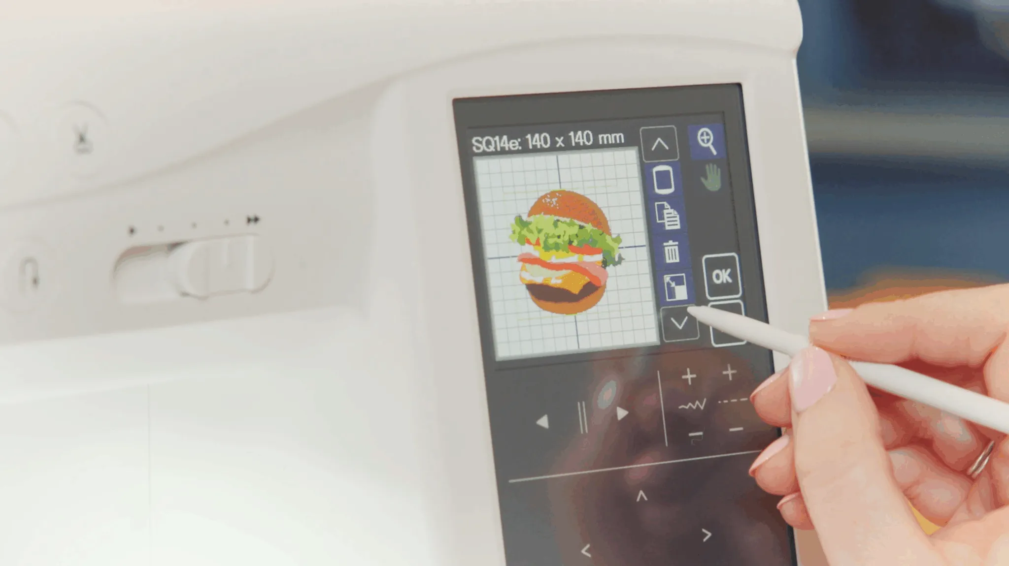 Färgpekskärm på Memory Craft 1000 med broderiredigering