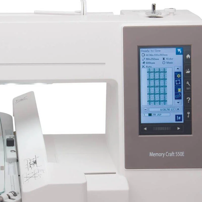 LCD färgpekskärm på Memory Craft 550E med broderiredigering