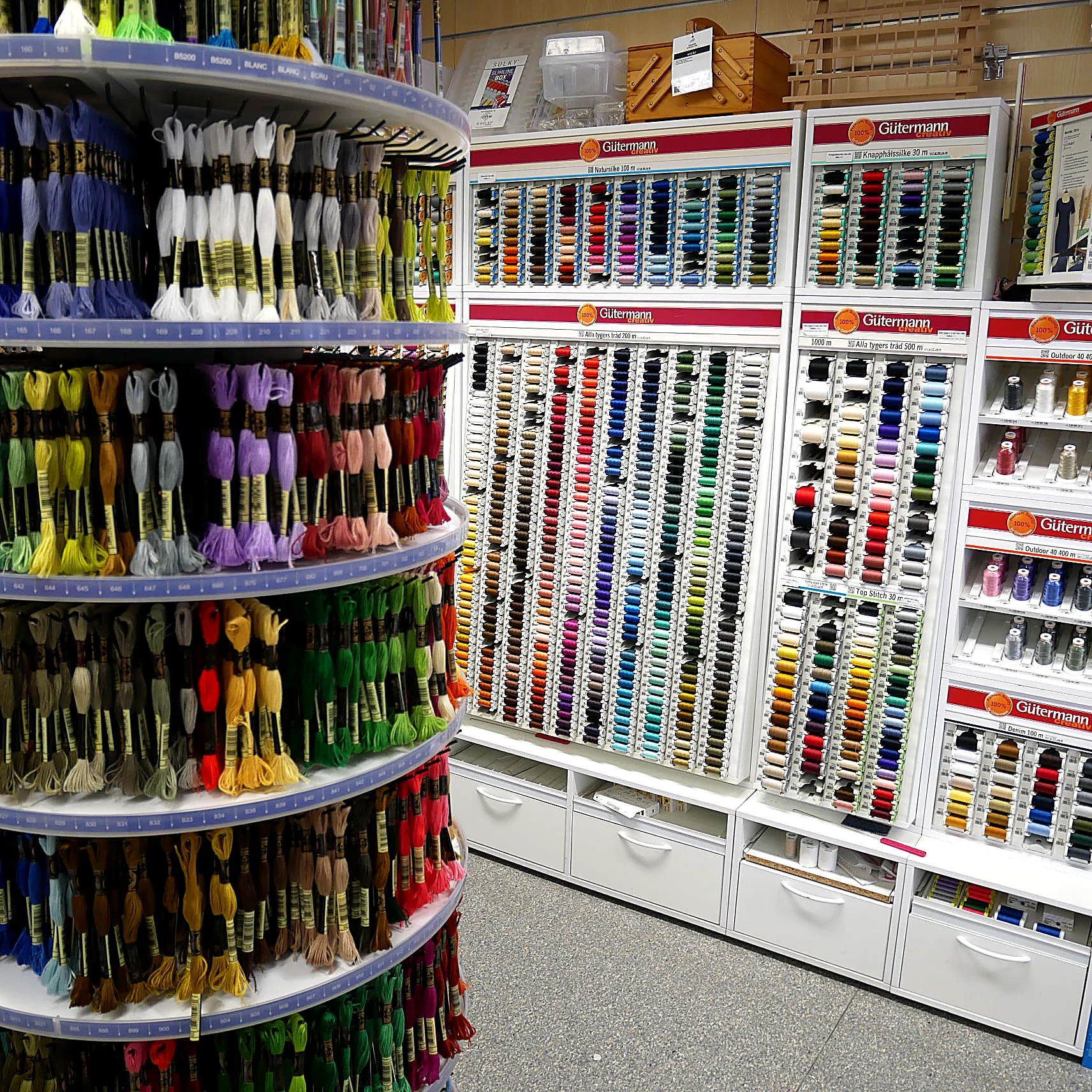 Mouliné broderigarn och Gütermann sytråd i butiken där Merry Design håller till