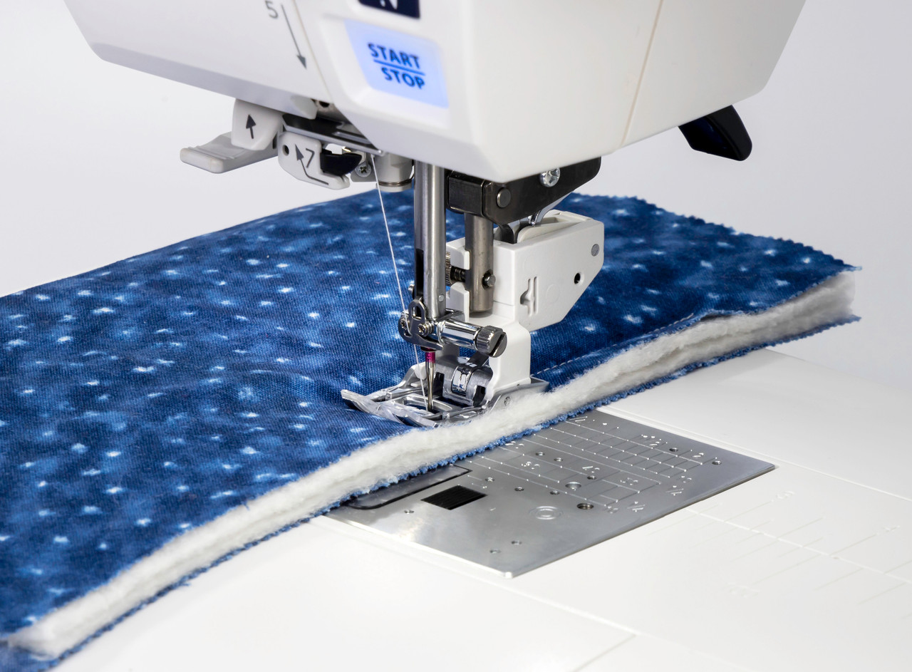 AcuFeed Flex på Janome S7 AE syr genom quiltlager med vadd