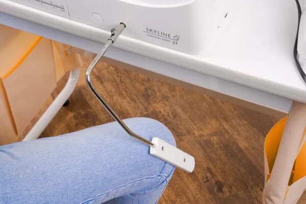 Elektronisk knälyft med variabel sicksack på Janome S7 AE
