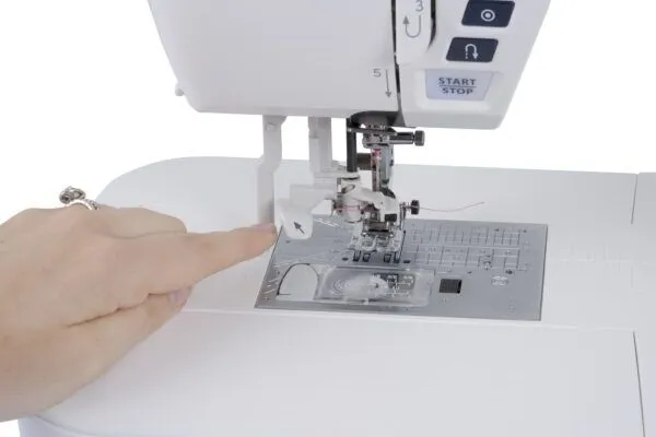 Superior Needle Threader 2 på Janome Skyline S7 AE