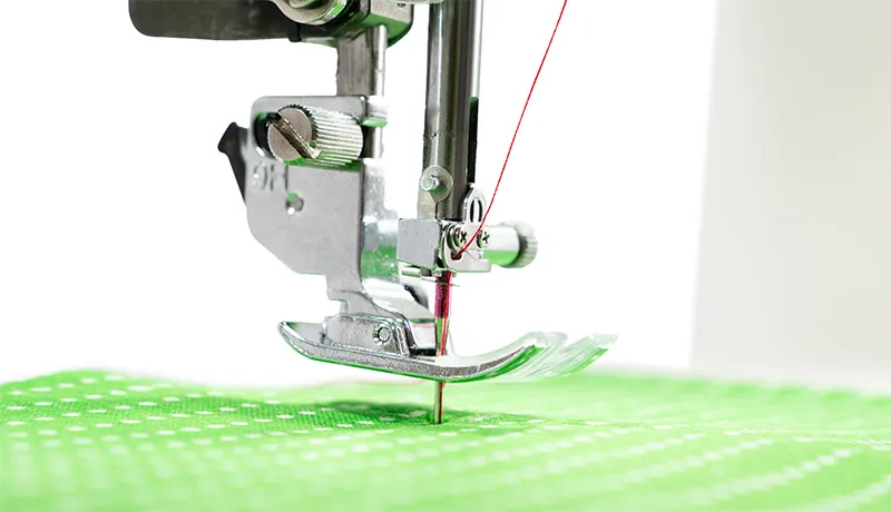 Pivotfunktion på Janome S7 AE, nålen nere i tyget och pressarfoten lyft