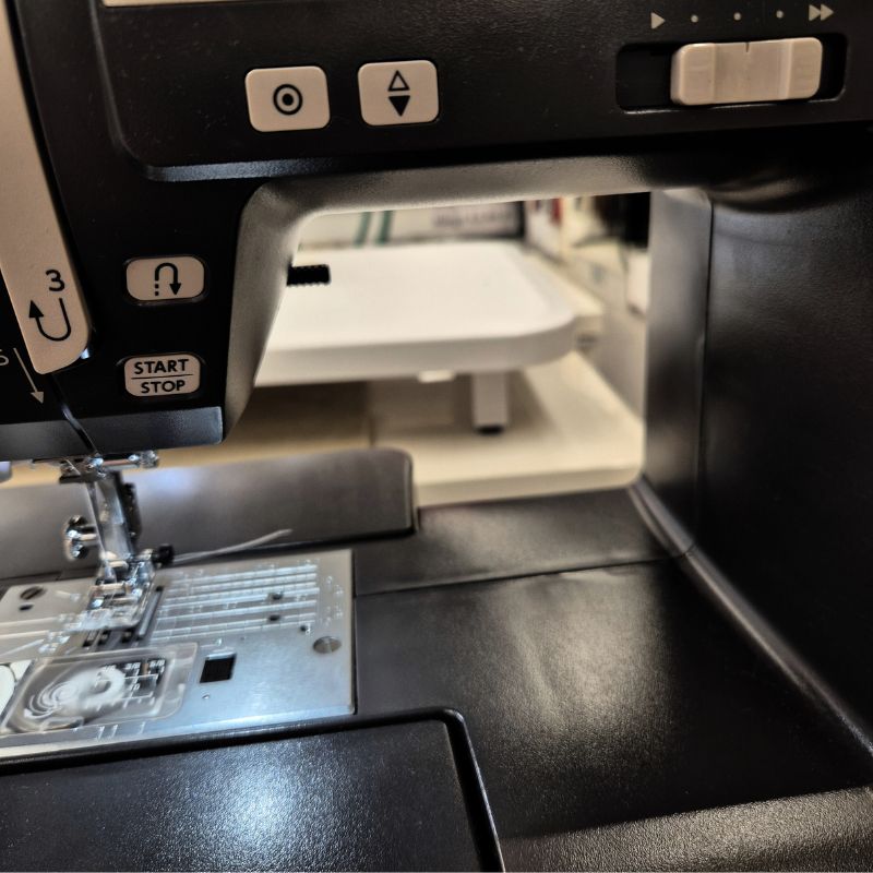 Funktionsknappar på SewLa: nålstopp, fix, backning, start/stopp