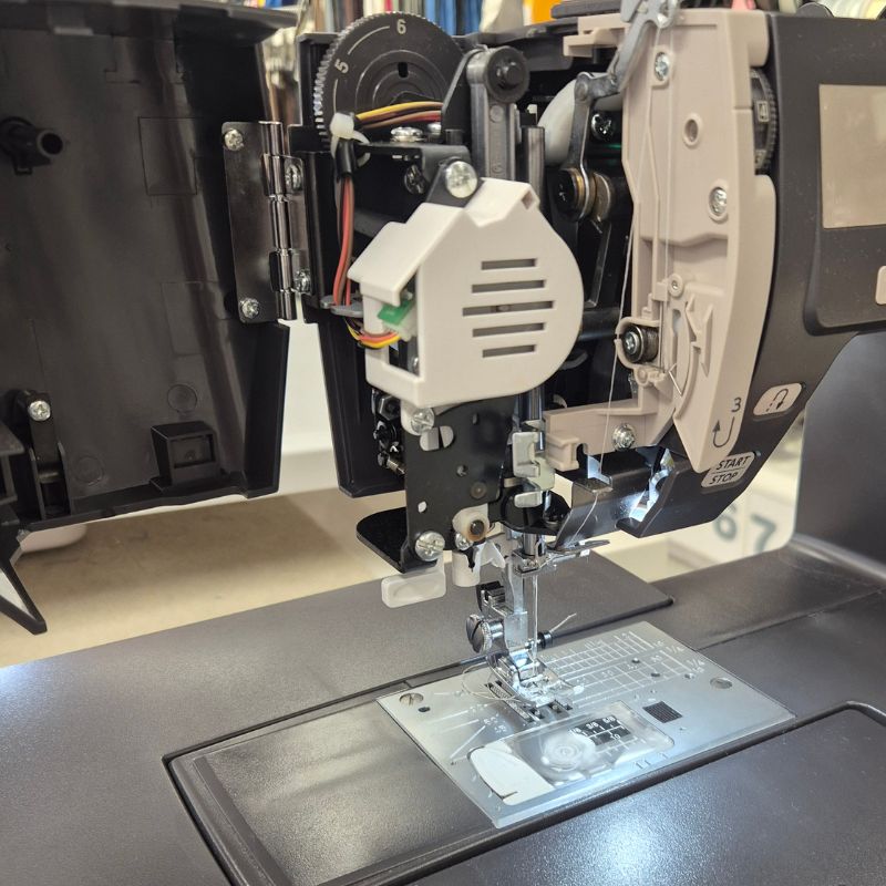 Öppningsbar sidokåpa på SewLa visar aluminiumstomme