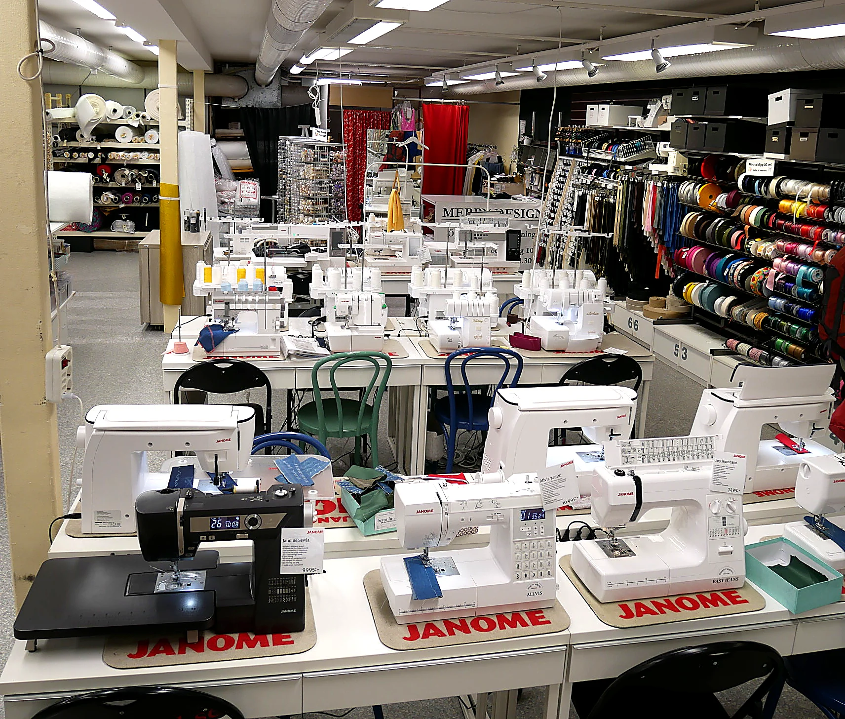 Provrum med flera Janome symaskiner uppställda för demonstration i Bernt i Lunds butik