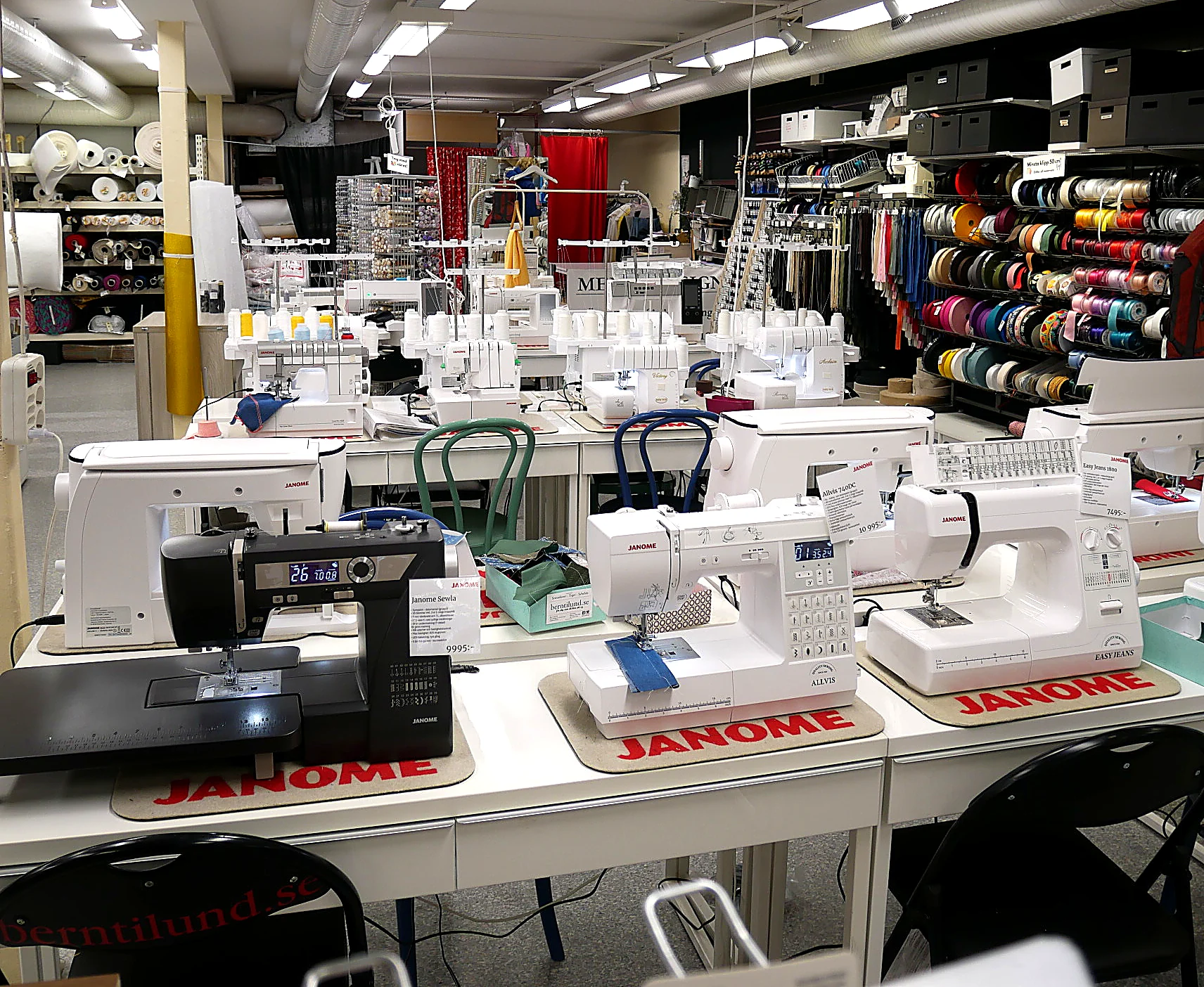 Symaskiner från Janome uppställda för provning i Bernt i Lunds butik på Stora Södergatan i Lund