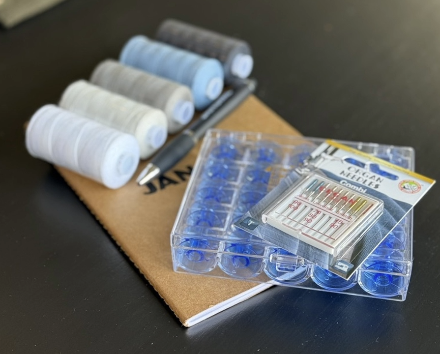 Gåva vid köp av Easy Jeans: spolask, tråd, nålar, block och penna