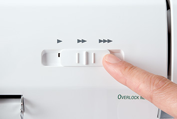 Elektronisk hastighetskontroll och differentialmatning Baby Lock Gloria