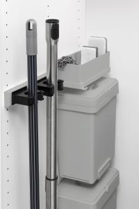 Pelly städskåpsinredning - Slanghållare, källsorteringskärl och smart hållare.